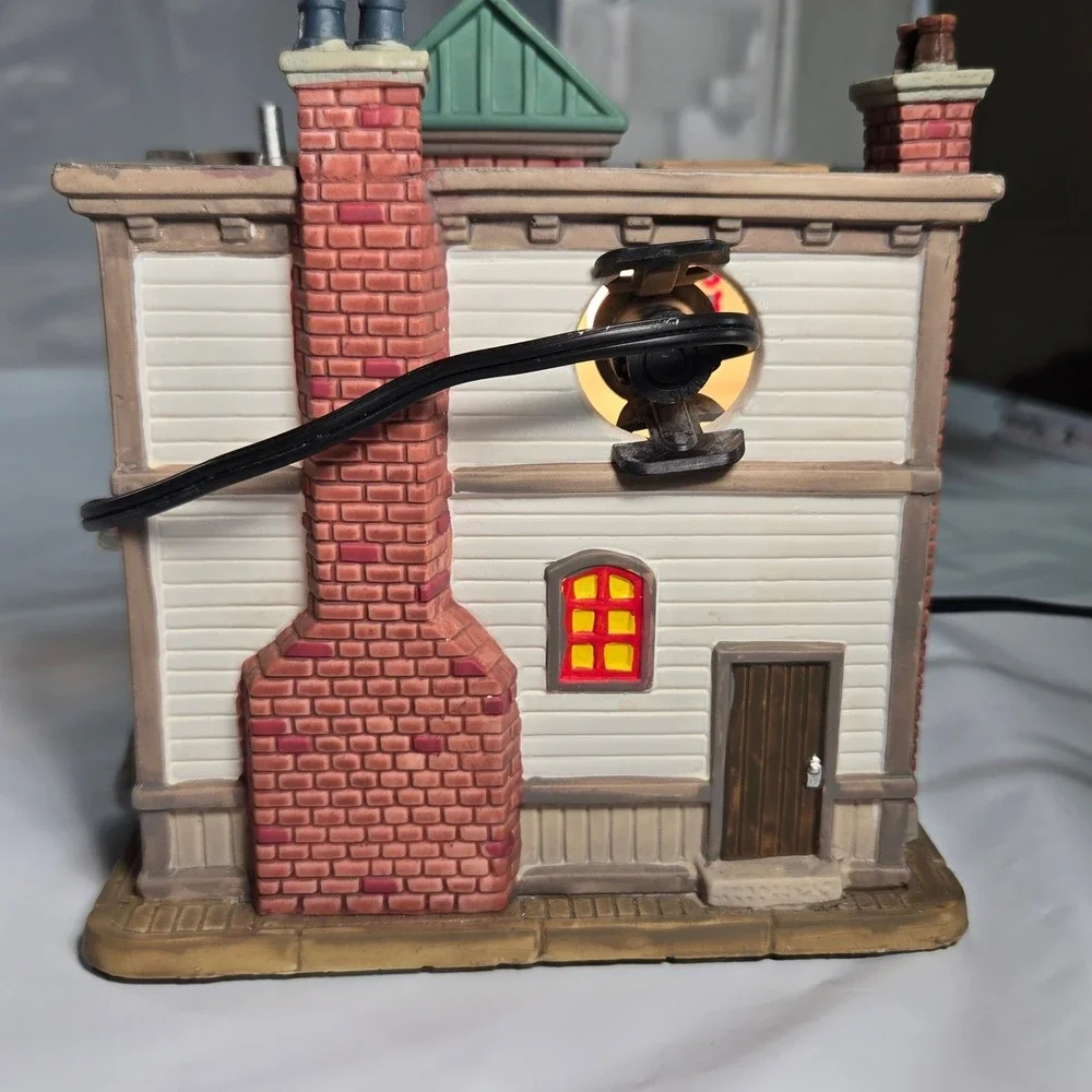Carole Towne 2007 Michael Angelo's Pizzeria Christmas Village Light Up Building